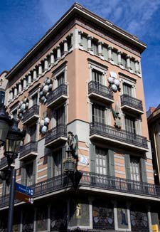 Private Tour Barcelona Ramblas Casa de los paraguas